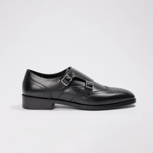 Giày Double Monk Strap màu đen nhìn nghiêng với dáng giày thon gọn