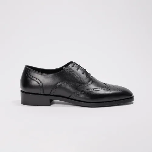 Giày Oxford Wingtip nhìn nghiêng, form dáng thon gọn