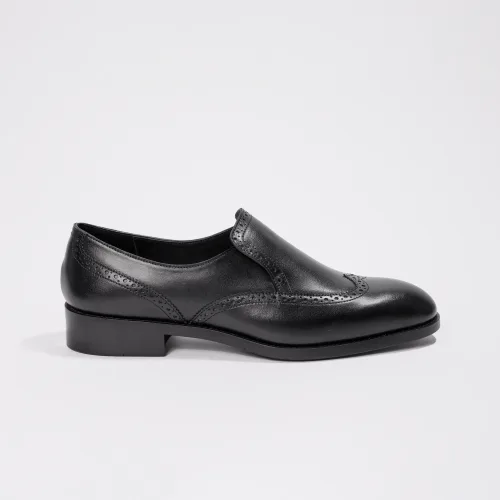 Giày Loafer Wingtip màu đen nhìn nghiêng, kiểu dáng thanh lịch